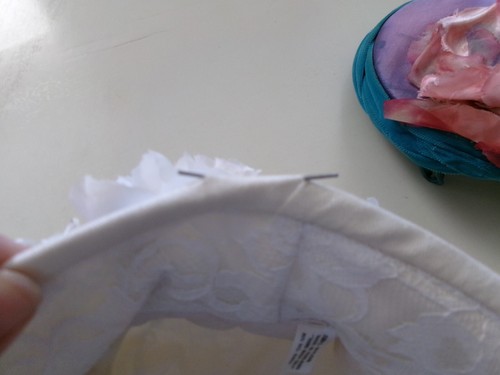 Final 4 VINTAGE HATS WITH SILK FLOWER BRIMS, STRAW, LACE, SATIN, CLOCHE - Picture 7 of 20
