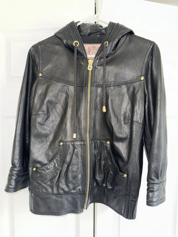 Chaqueta Juicy Couture para mujer negra de imitación de cuero talla M con capucha detalles dorados Foto 2 de 4