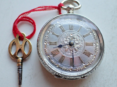 antik Taschenuhr 800 Silber florales verziertes Ziffernblatt m. Schlüssel 50,9g