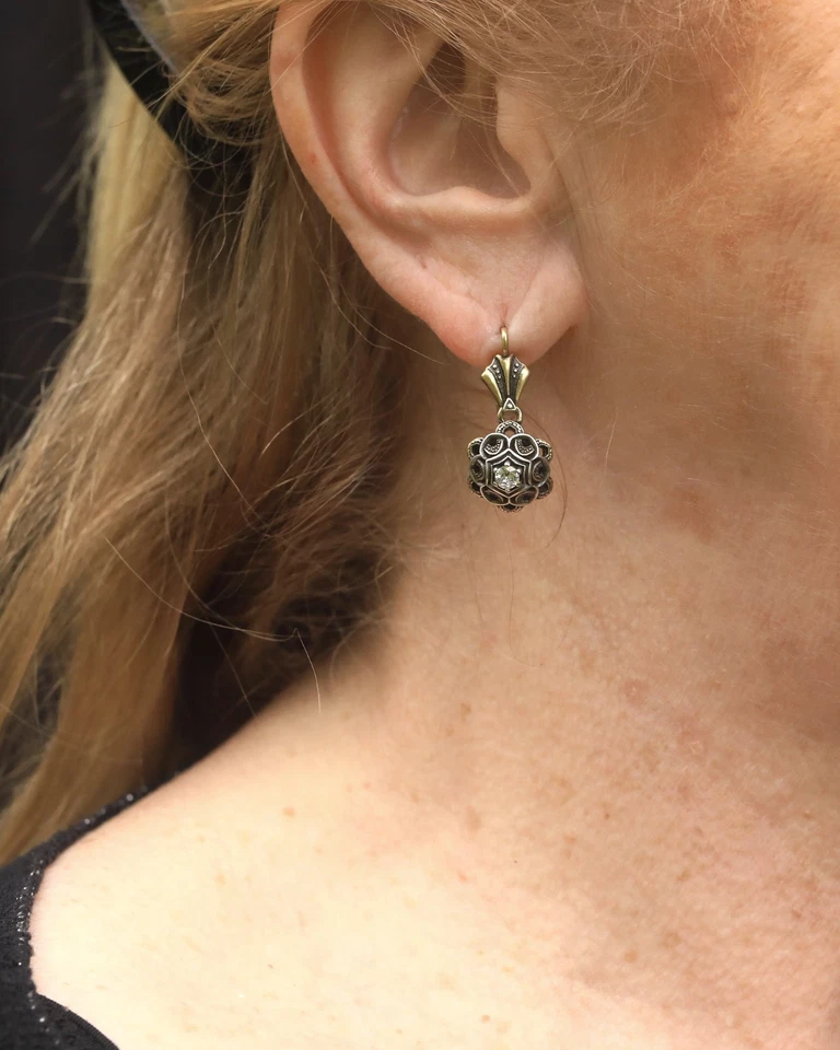 Boucles d'oreille Dormeuses Doré Vieilli Coquille nid d'abeille Un CZ Blanc SB64 - Photo 1/4