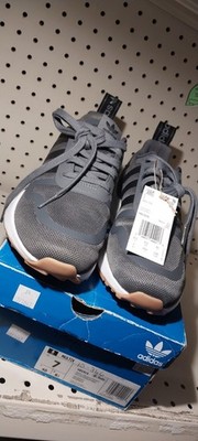 NEW AND BOX MENS ADIDAS SNEAKERS SZ 7 .