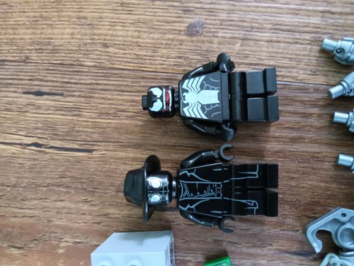 Lego Minifigures Sh0614a Spiderman Noir Shirt tail Sh0542 Venom Teeth Parted... - Picture 2 of 3