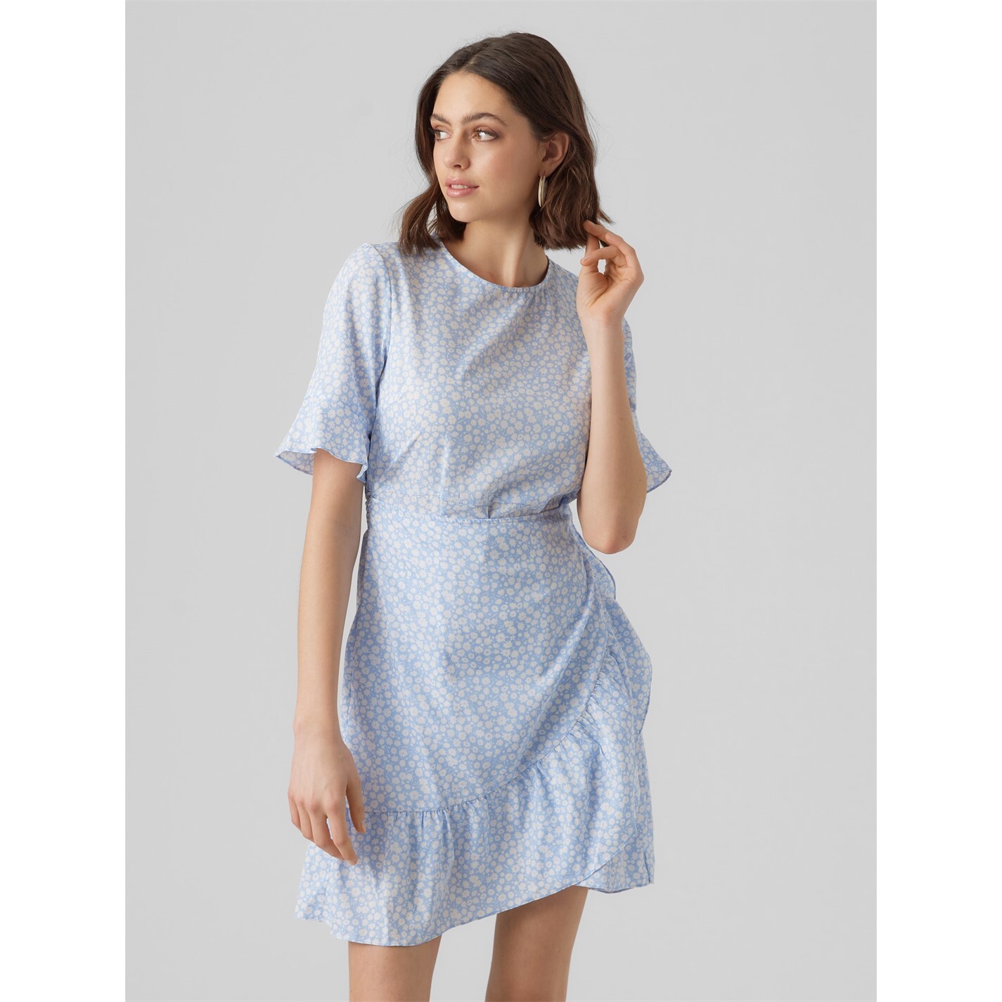 Женское мини-платье Vero Moda с круглым вырезом и запахом