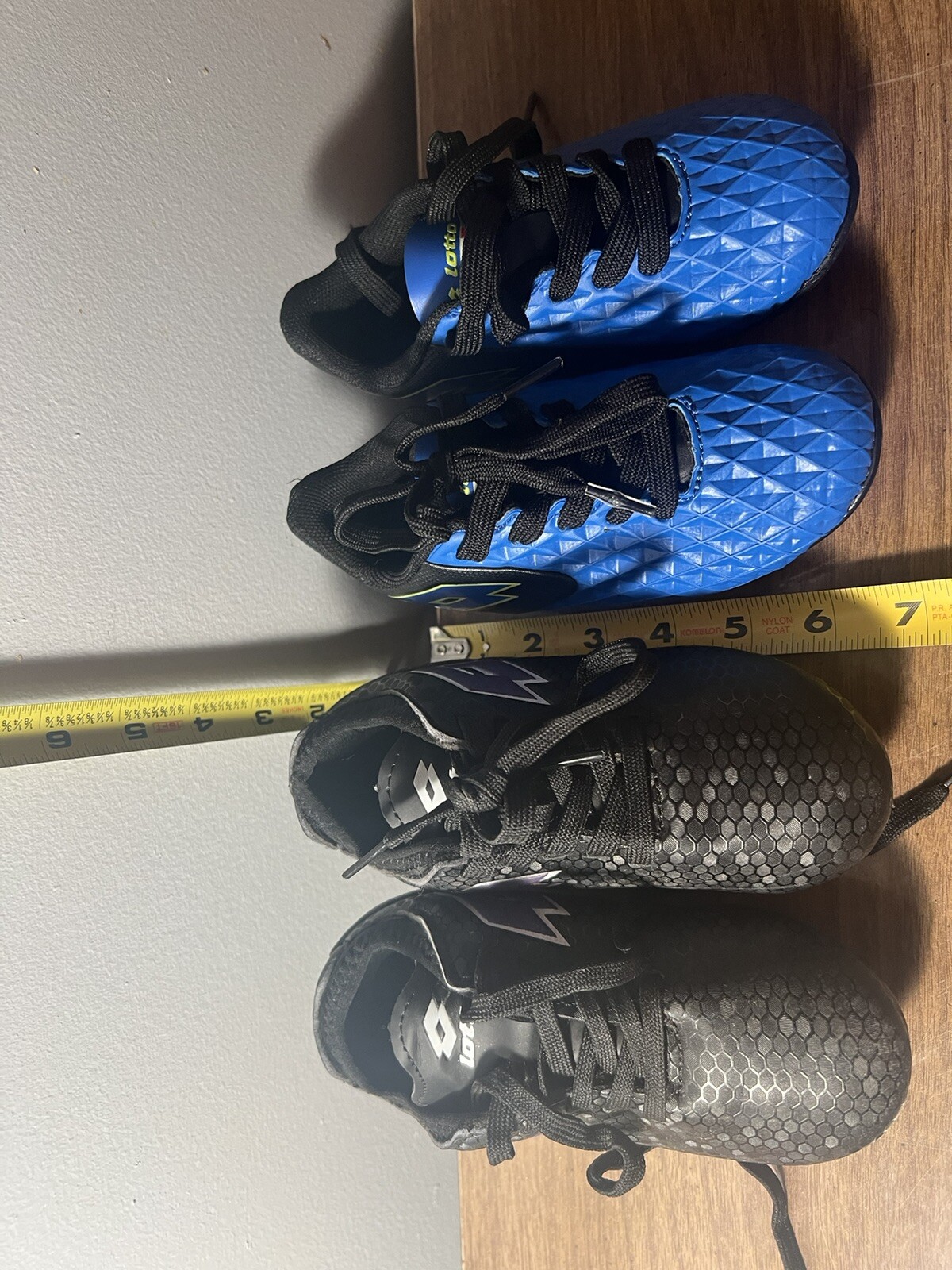 2 paia di tacchetti calcio giovanili taglia 9 10. Marca Lotto