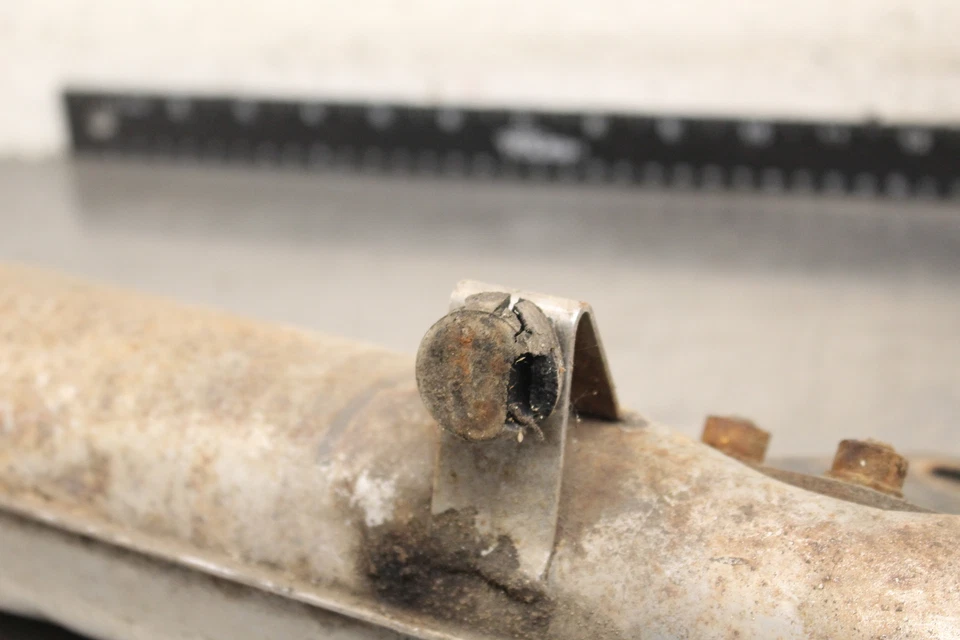 Suzuki GT185 1975 Adventurer silenciador de escape izquierdo tubo antideslizante X849 Foto 3 de 4