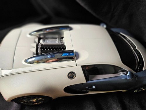 AUTOart Bugatti EB 16.4 Veyron 1:12 Scale Inv. #3558 - Picture 6 of 9