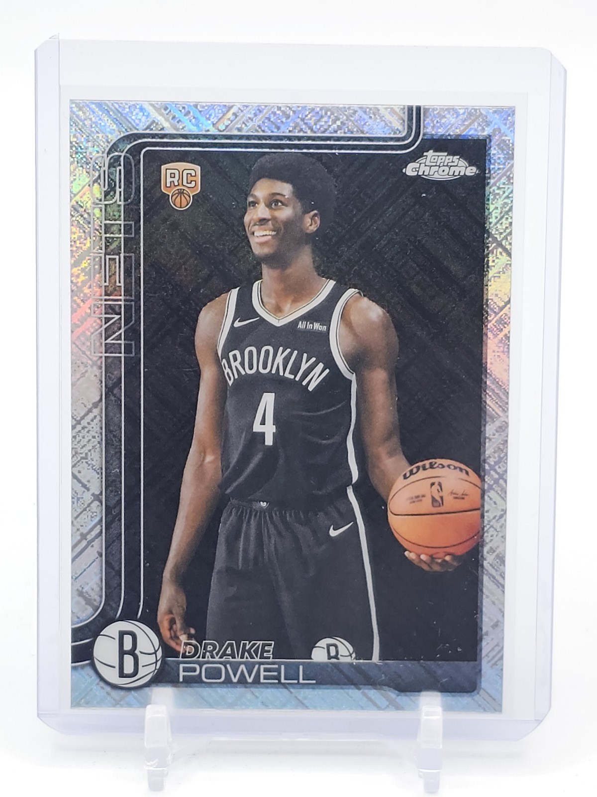 DRAKE POWELL 2025-26 TOPPS CHROME ROOKIE RC SKYLIGHT REFRACTOR #272 NETS Q0902