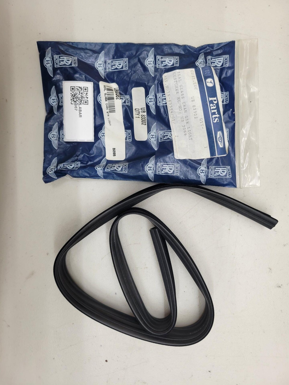 Rolls Royce / Bentley Seal Glass Chan Quarterlight UB83302