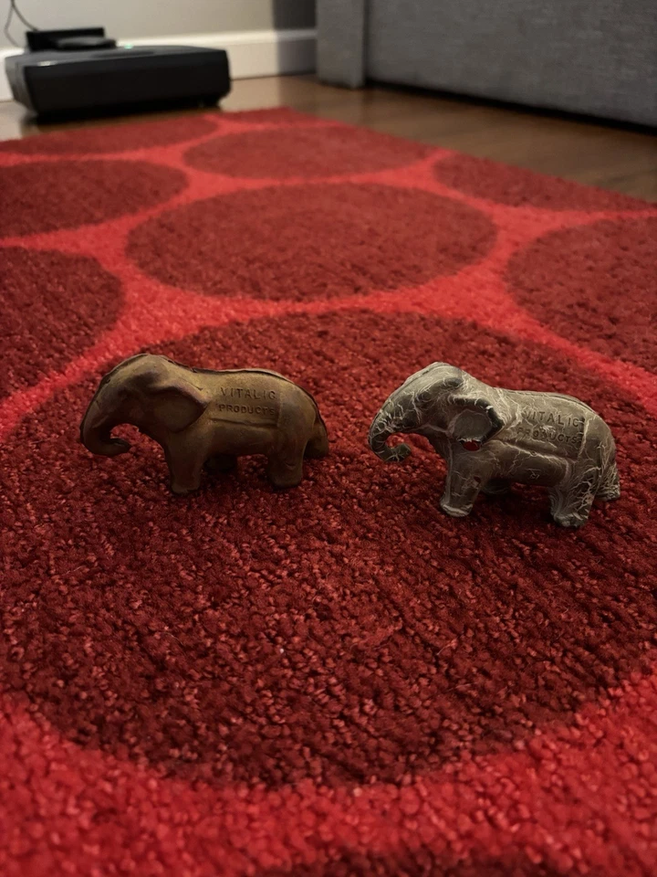 Figura pequeña de elefantes publicitarios de goma de 2 Vitalic Products vintage Foto 2 de 3