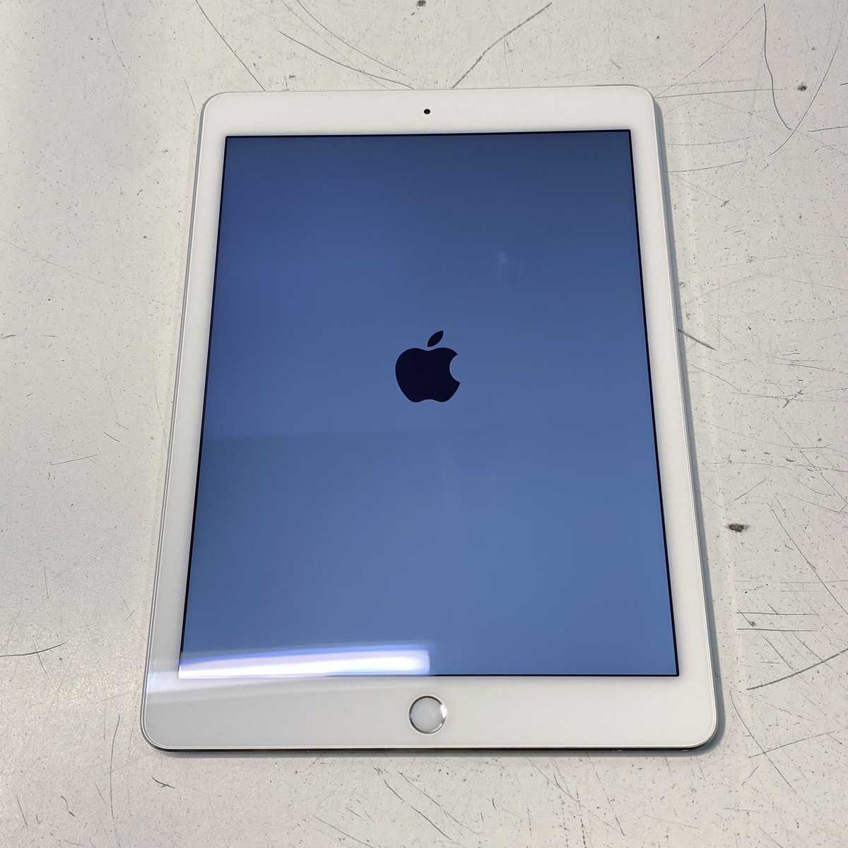 Apple iPad Air 2 Model-A1567 16GB - White - Version 15.8.4 Apple iPad Air 2 Model-A1567 16GB - White - Version 15.8.4