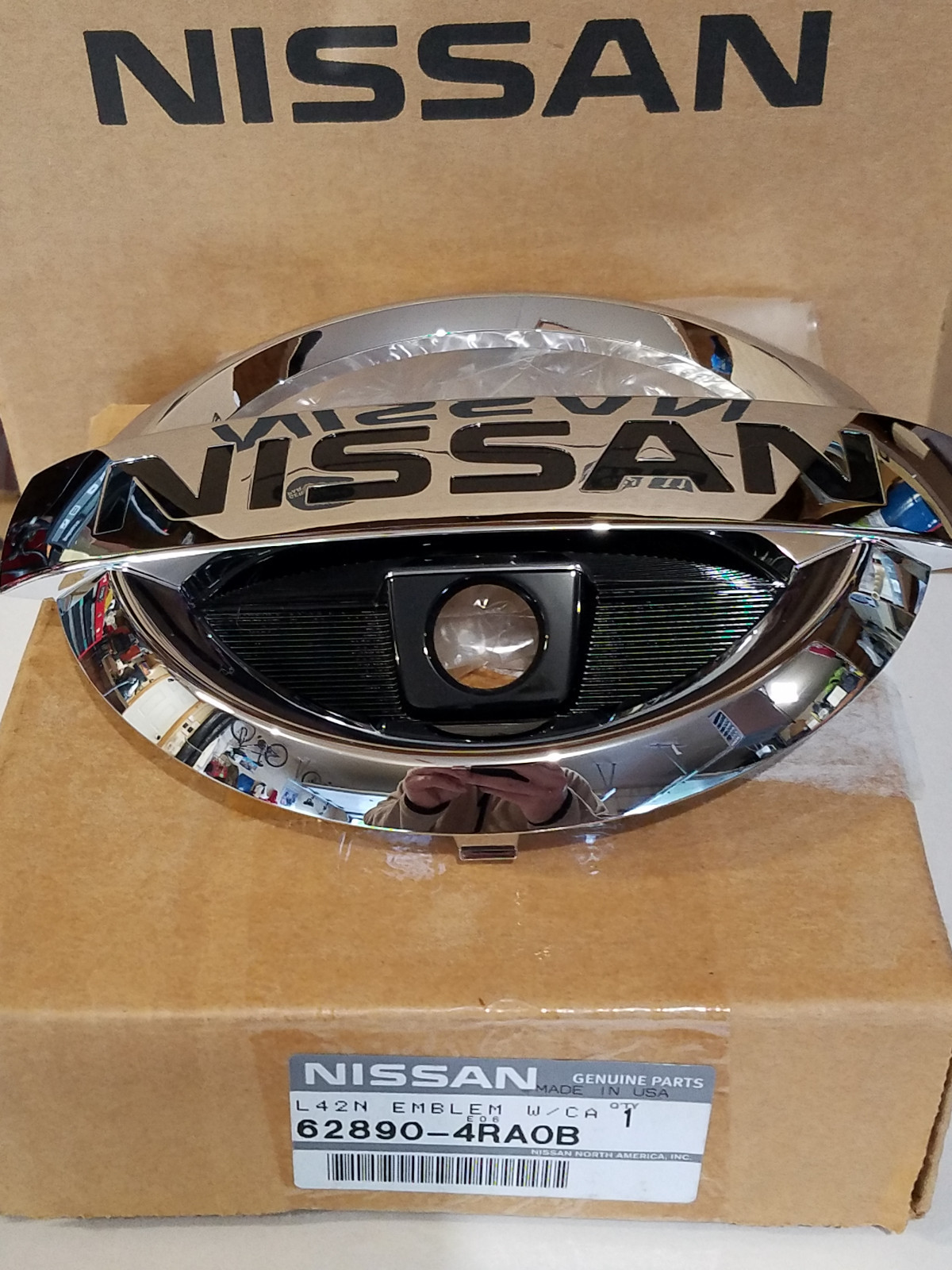 2015-2018 NISSAN MAXIMA FRONT GRILLE EMBLEM WITH FRONT CAMERA HOLE 62890-4RA0B