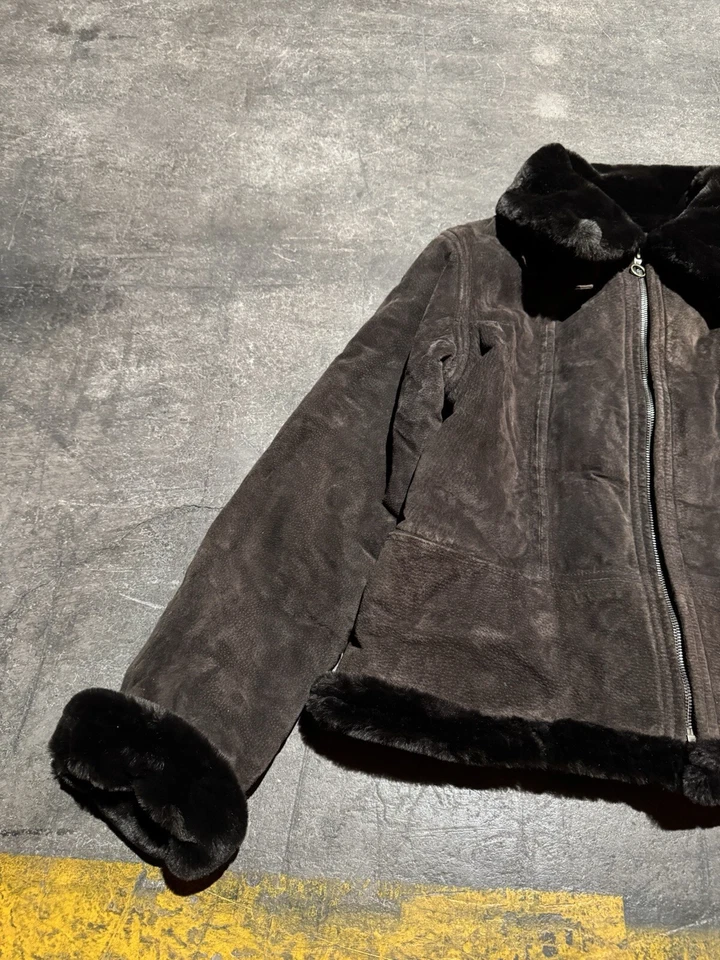 Chaqueta de bombardero vintage XOXO de gamuza forrada de piel con hebilla y cuello  Foto 2 de 4