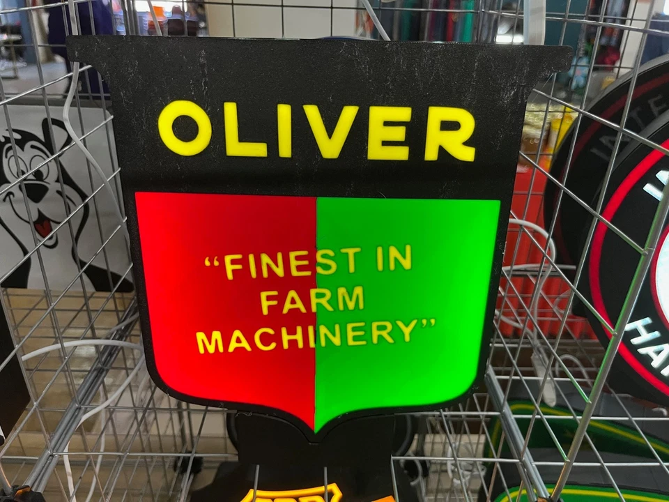 Letrero de tractor Oliver iluminado - 9" de ancho - equipo agrícola publicidad coleccionable Foto 2 de 4