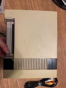 Nintendo NES video game system console w/ controller, cables WORKS