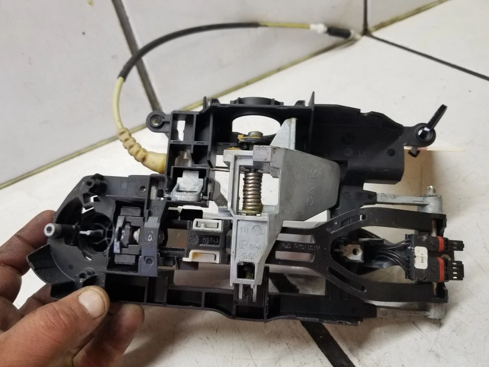 BMW 750i xDrive 2010 F01/F02 paso trasero derecho. SIDE EXT. MANGO DE PUERTA CON CONFORT Foto 3 de 3