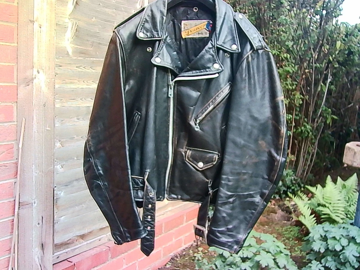 CHAQUETA DE CUERO SCHOTT PERFECTO 118 TALLA 40, DAÑOS BIEN DESGASTADOS, PUÑOS DIVIDIDOS.