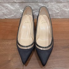 Zapatos de salón Christian Louboutin negros satinados punta talla 36 de Japón