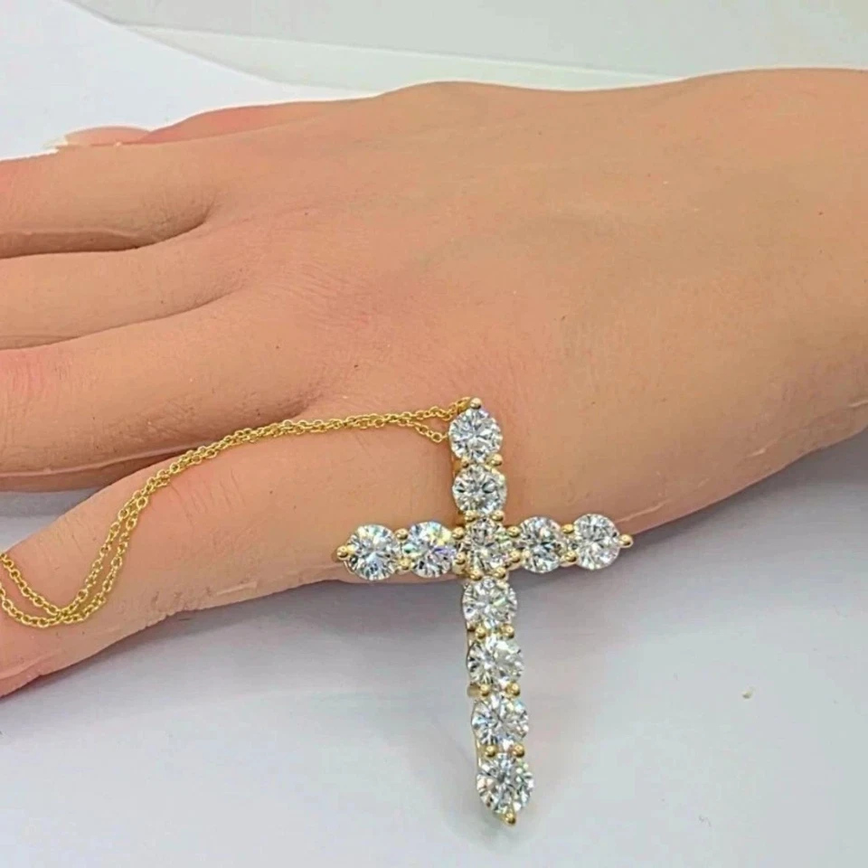 Colgante de cruz de diamantes cultivados de laboratorio de corte redondo para mujer de oro amarillo de 14 k cadena de 18" Foto 2 de 4