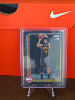 Topps Chrome 2025-26 Trae Young Atlanta Hawks #5 Black Wave Refractor /10