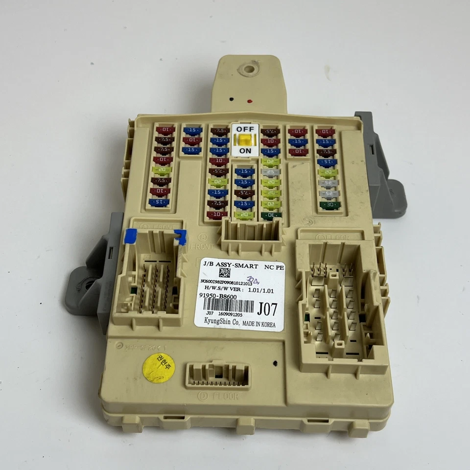 Hyundai Santa Fe XL 2017 cabina caja de fusibles 91950-B8600 OEM Foto 3 de 4