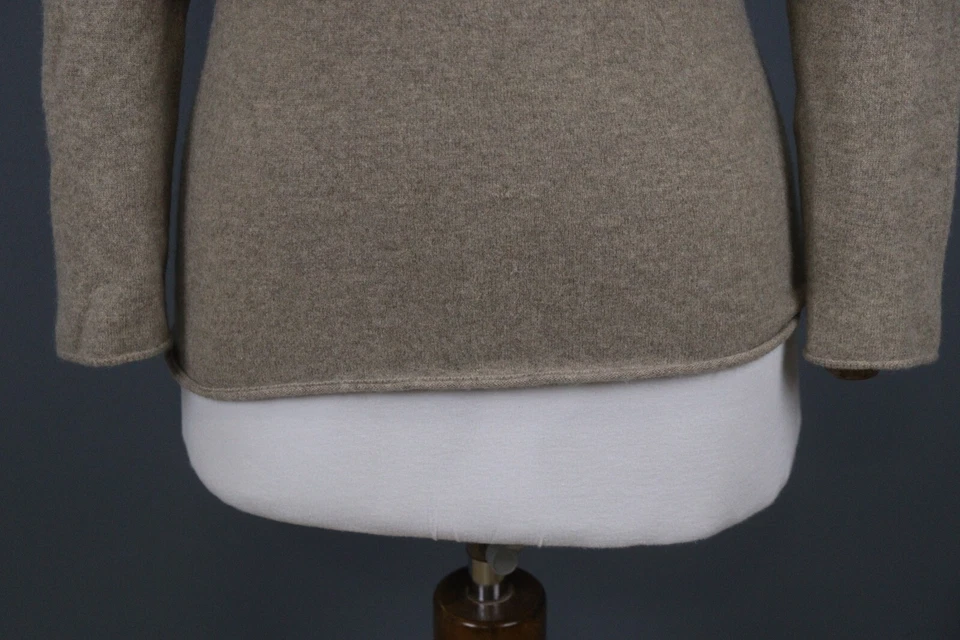 Suéter pulôver Allude bege 100% cashmere malha gola V tamanho M - Imagem 3 de 4