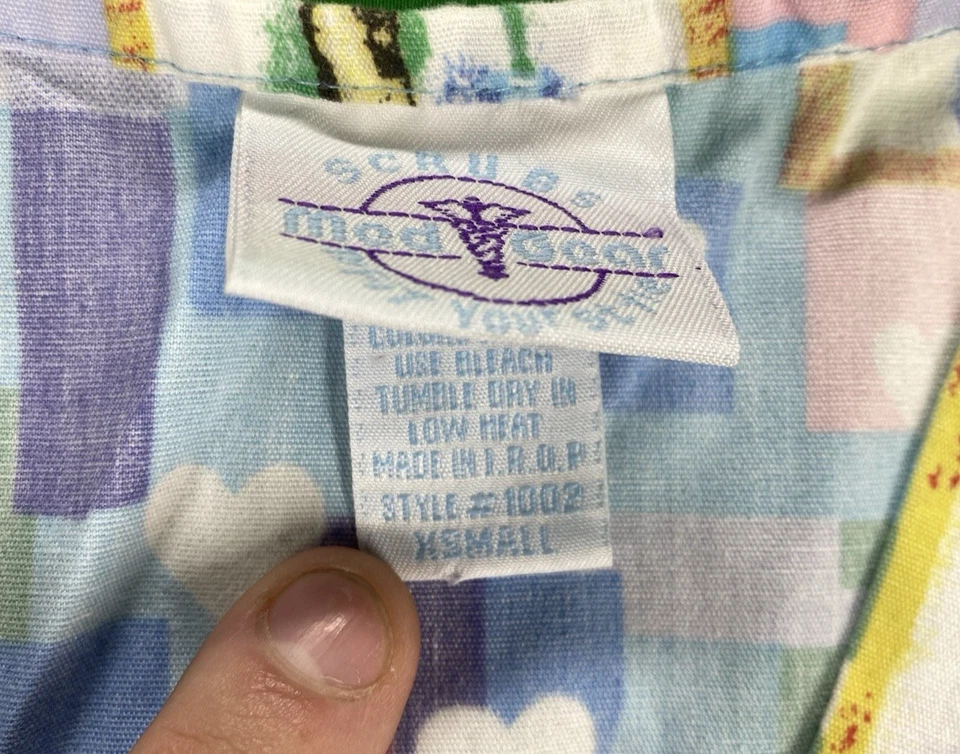 XS Flowers Hearts and Colored Patterned Med Gear Scrub Top - Image 2 of 4