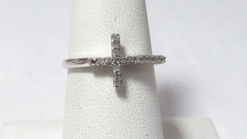 SOLID 10K WHITE GOLD CROSS RING W/ 16 ROUND NATURAL DIAMONDS SIZE 7