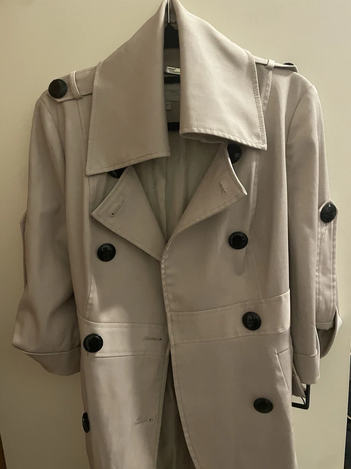 Trench coat Vero Moda Longline AU 6 tamanho 165/85A bege peito duplo com cinto muito bom estado usado - Imagem 2 de 4