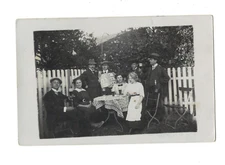 SB1293 PRIVATE  PHOTO FAMILY PICTURE, MAN SHOWING POSTCARDS ALBUM