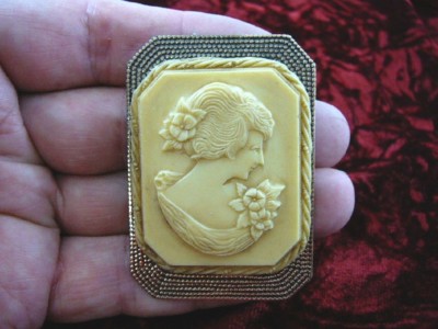 (CL87-8) WOMAN in flowers white rectangle CAMEO dot textured Pin Pendant Jewelry