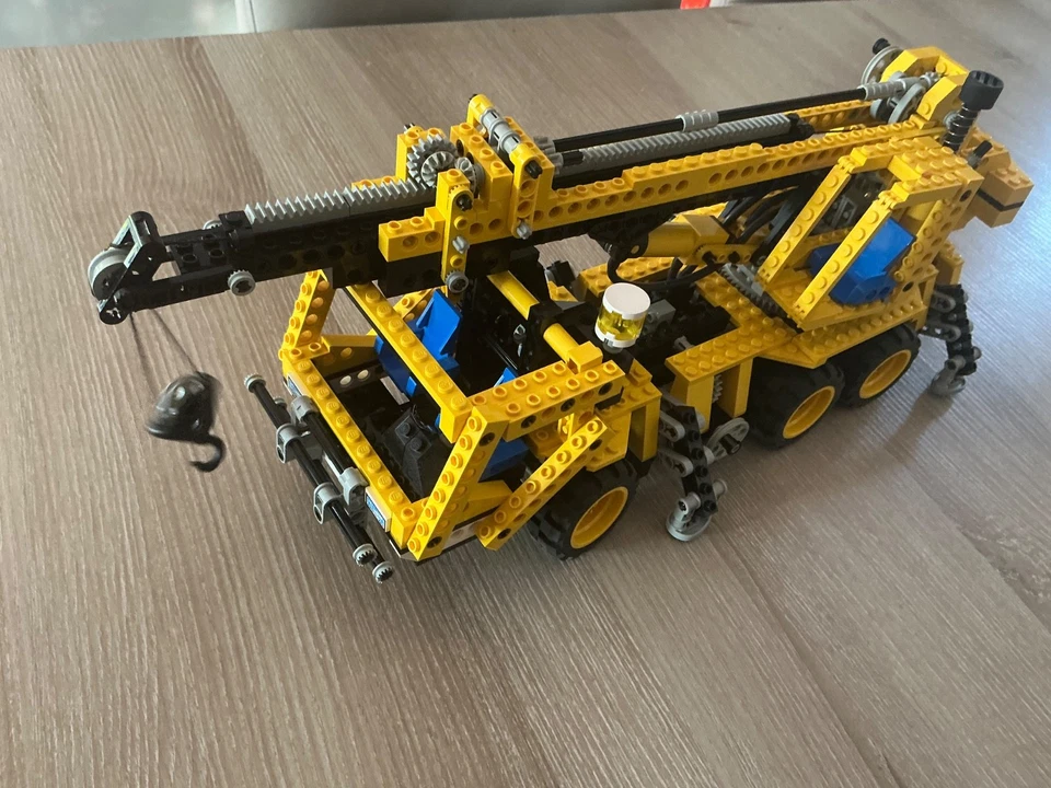 LEGO Technic 8460 Pneumatic Crane Truck / Mobile Crane, photo 4 sur 4