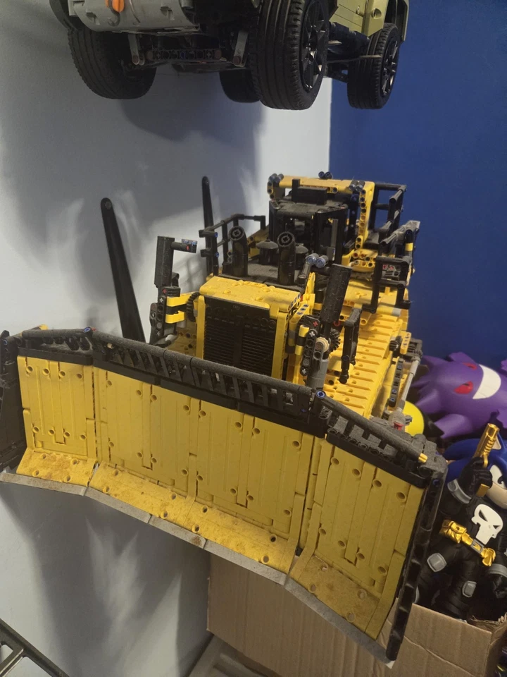LEGO Technic 42131 Cat D11 Bulldozer, photo 1 of 5