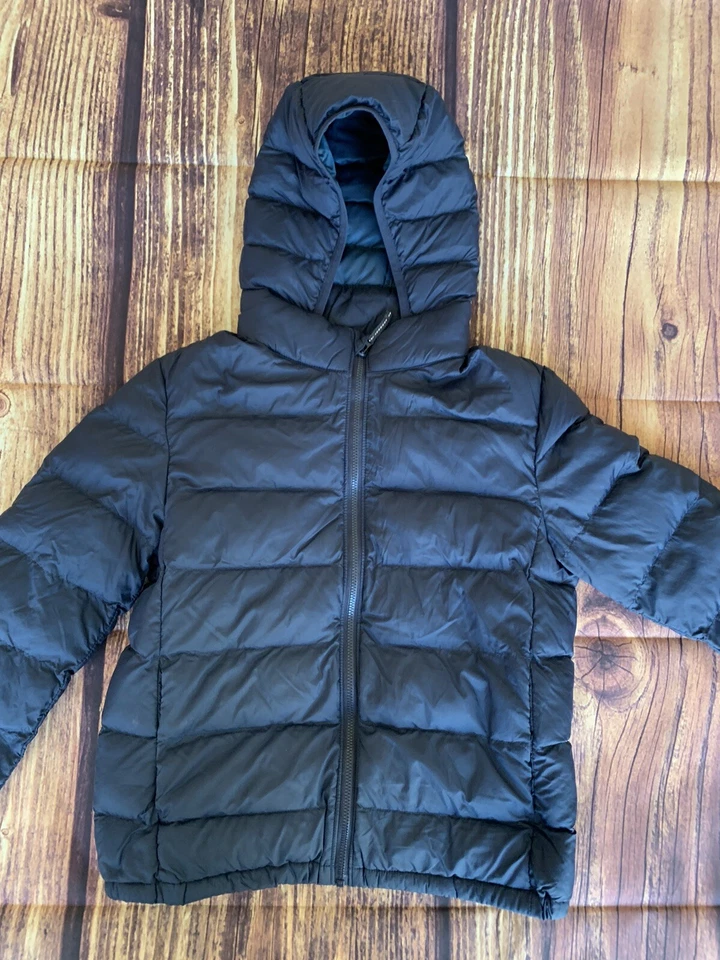 Chaqueta acolchada con capucha azul marino cremallera completa manga larga Uniqlo para niños talla: 9-10 Foto 2 de 4