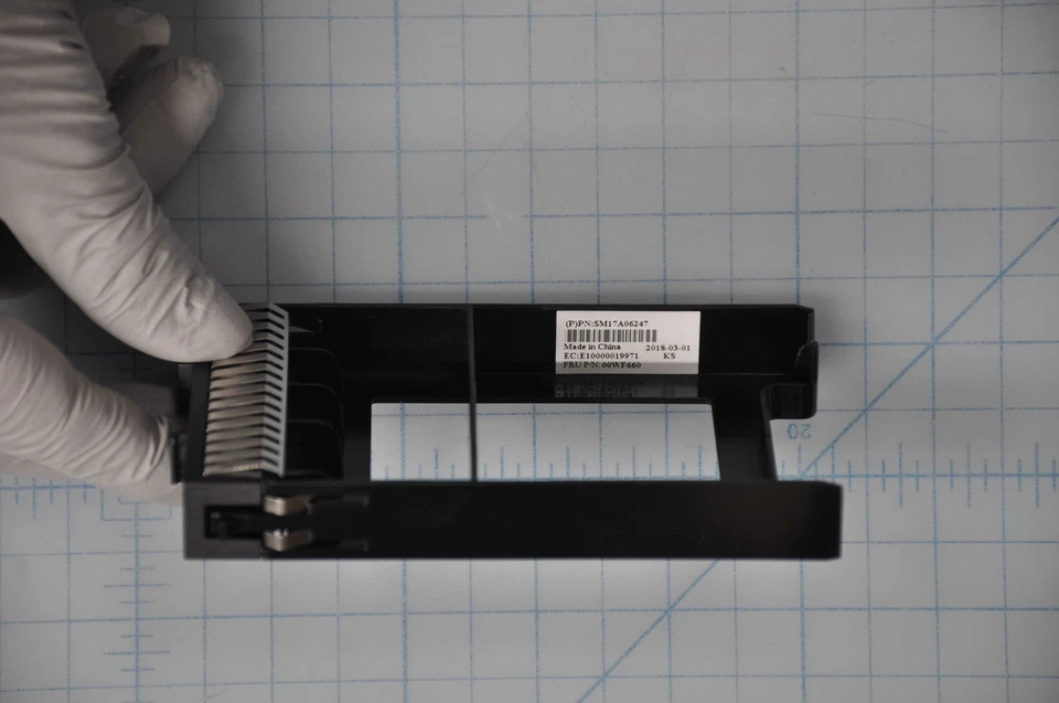 Lenovo ThinkSystem Hot-Swap 2.5" HDD Filler, 00WF660 - Image 2 of 2