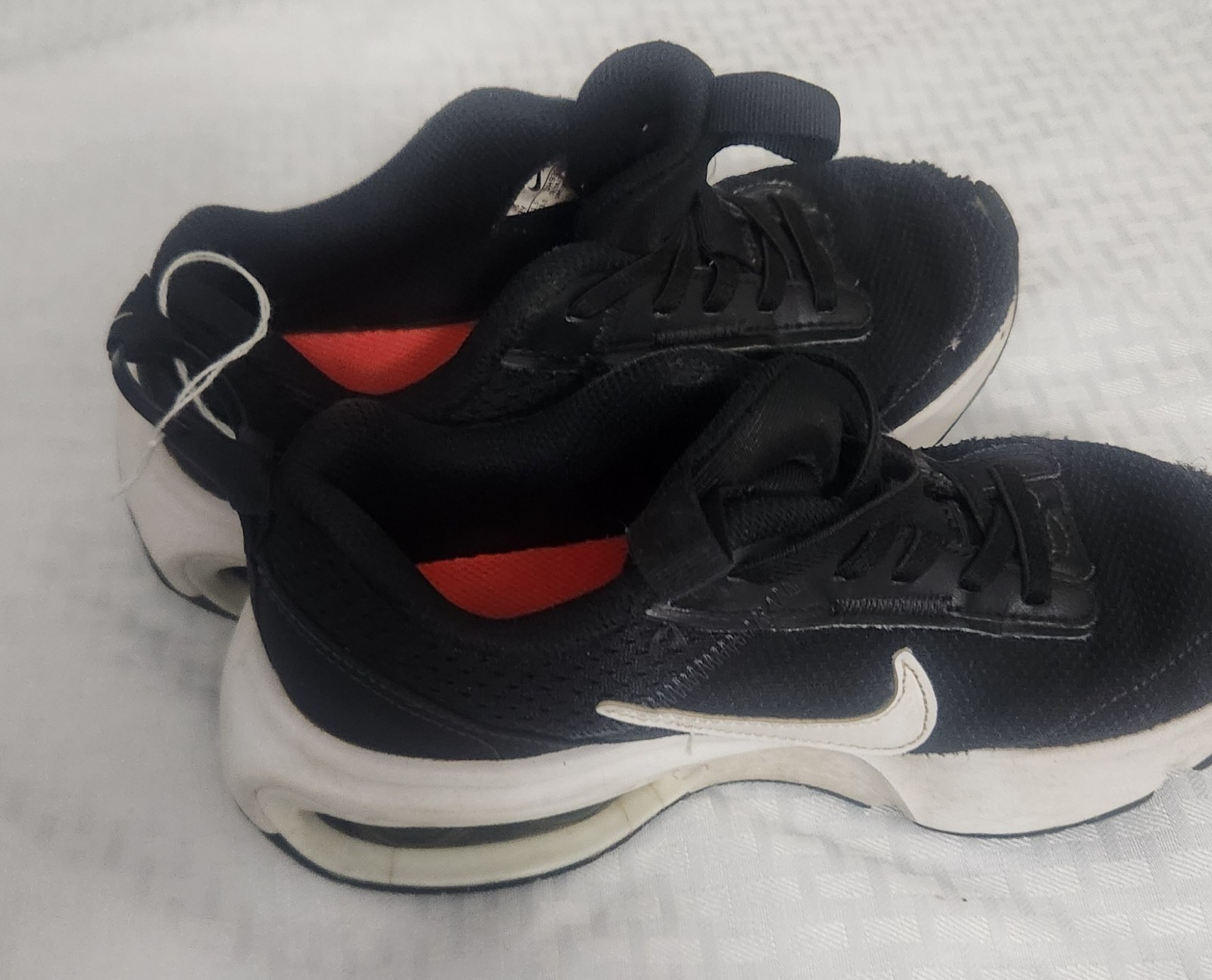 Nike Unisex Kids Black/White Low Top Athletic Sneakers w/ Logo Accent