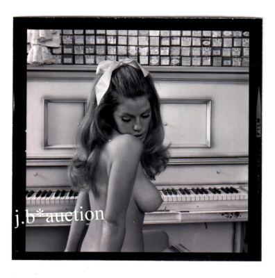 Fast NACKTES US MODEL ''DIANE STOREY'' AM PIANO Aktfoto * 70s GEORGE B Vintage #10