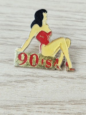 pins pins pins frau sitzend mit aufschrift 90er metall emailliert