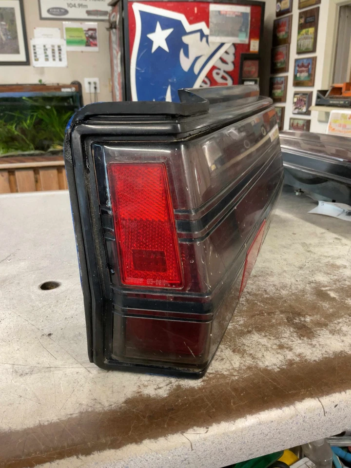 Conjunto de luz trasera izquierda MITSUBISHI STARION 84 85 86 87 88 89 LH LUZ TRASERA EXTERIOR Foto 2 de 3