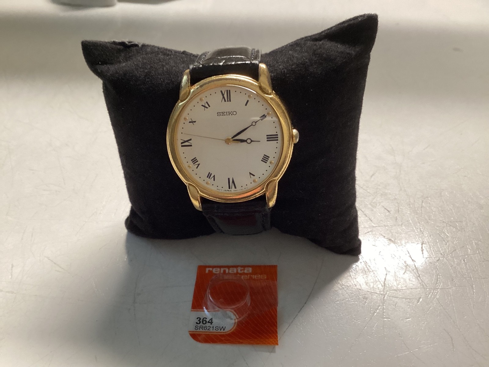 seiko ( 7n01- 6799 ) with brand new battery and beautiful leather band !!