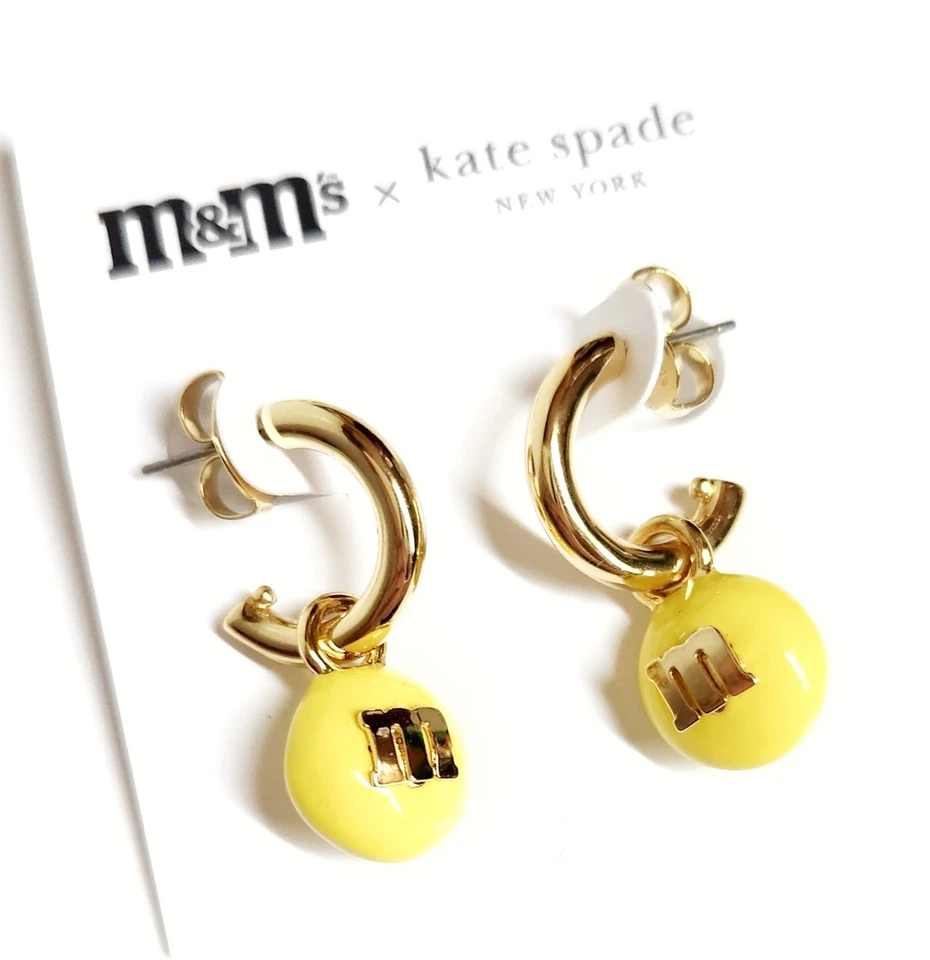Pendientes colgantes Kate Spade X M&M's Charm Huggie amarillo multicolor KJ264 NUEVOS CON ETIQUETAS Foto 2 de 4
