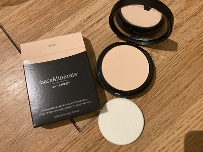 BareMinerals BarePro Peformance Wear Powder Foundation verschiedene Farbtöne