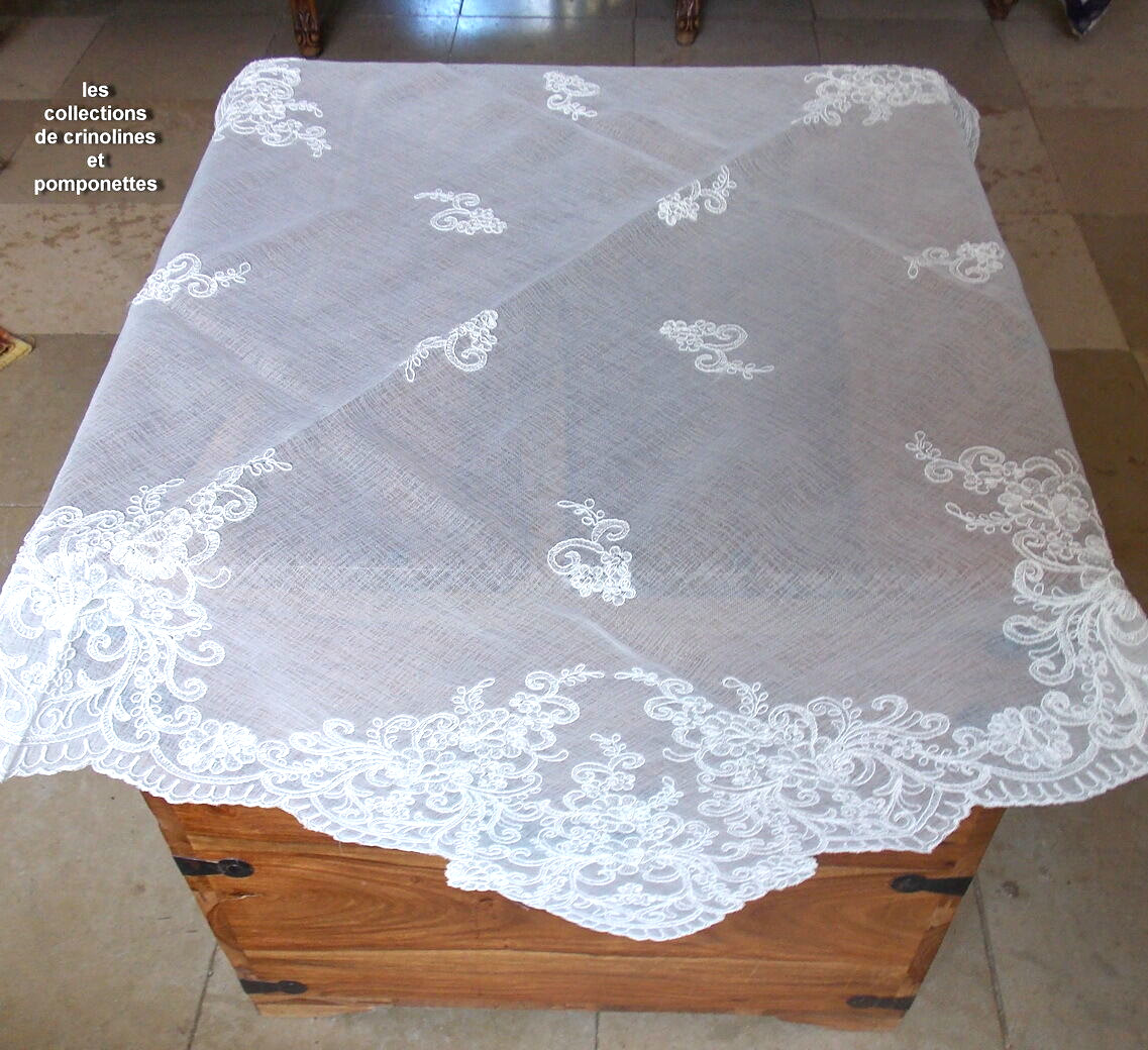 Surnappe de thé brodée main d'œuvre fine en voile de polyester 85cm