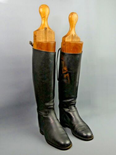 A PAIR OF VINTAGE BLACK LEATHER RIDING BOOTS AND TREES SIZE 5 - Afbeelding 1 van 4