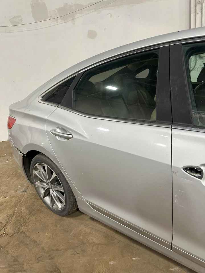 Puerta trasera derecha vidrio usado se adapta a: Hyundai Azera 2015 trasera derecha grado A Foto 2 de 4
