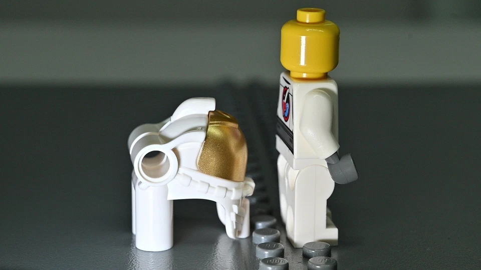 LEGO City Utility Shuttle Astronaut Minifigure - Image 4 of 4