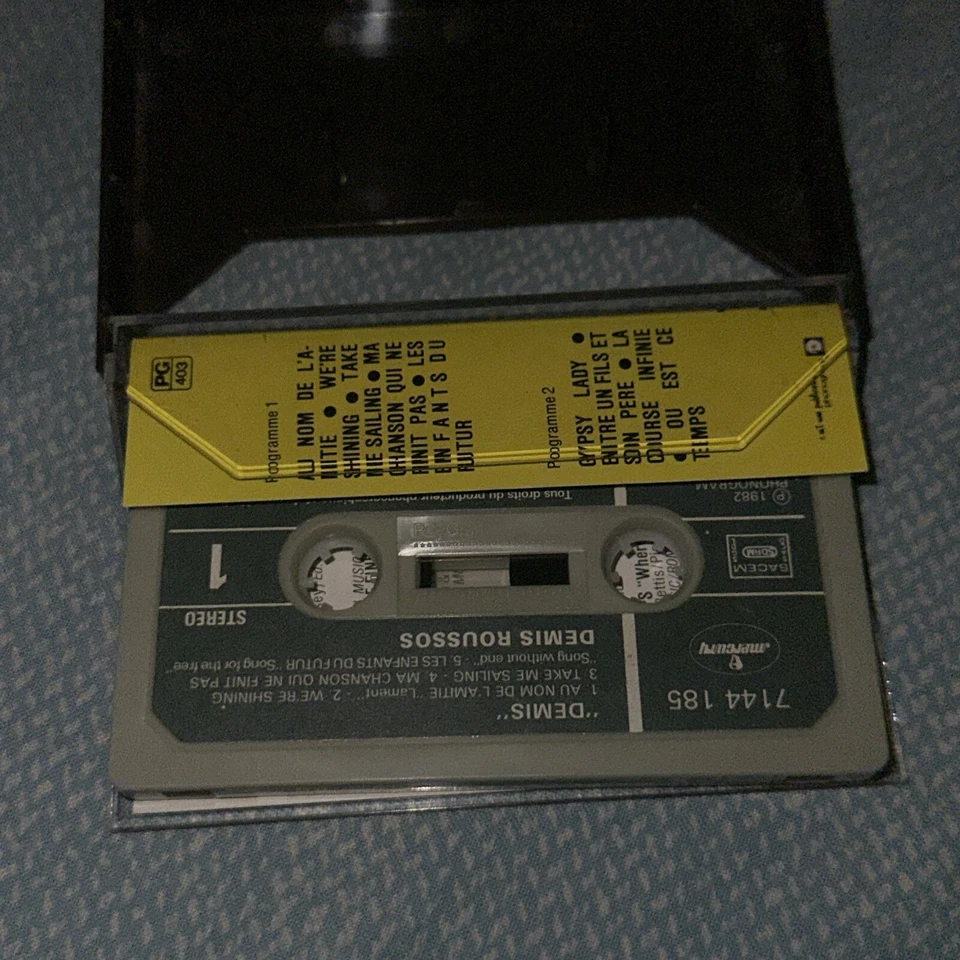 Demi’s Roussos Cassette Tape Foto 4 de 4