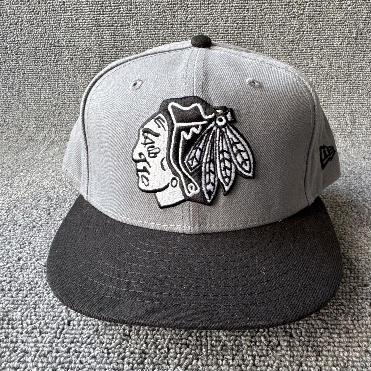 New Era Chicago Blackhawks 59FIFTY Fitted Grey Black 7 5 8 NHL Hat