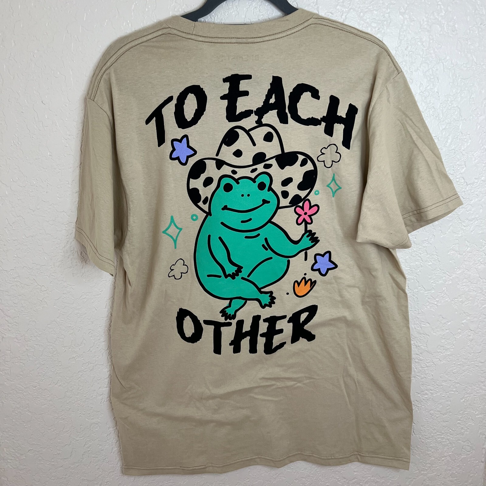 ALTRA T shirt da uomo chimica grande Be Kind To Other beige cowboy rana NUOVA