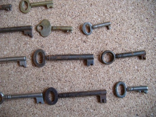 36x antique small tubular type wood box keys , casket , jewellery box keys etc. - Picture 8 of 8