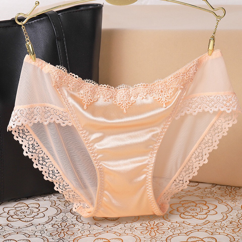 Slip bikini in pizzo satinato lucido rosa pallido con perizoma sul